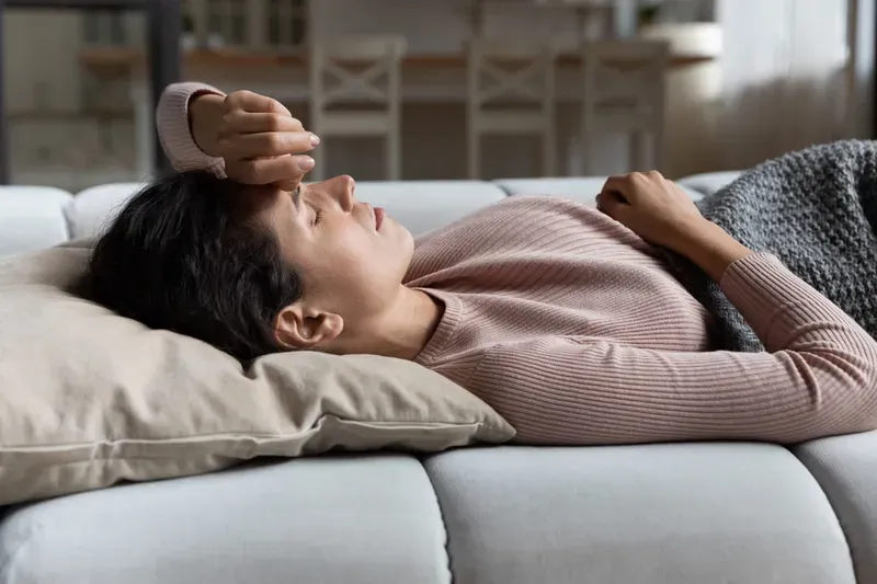 Người bệnh bị chóng mặt nên nằm nghỉ ngơi và tránh thay đổi tư thế đầu đột ngột sau khi dùng thuốc