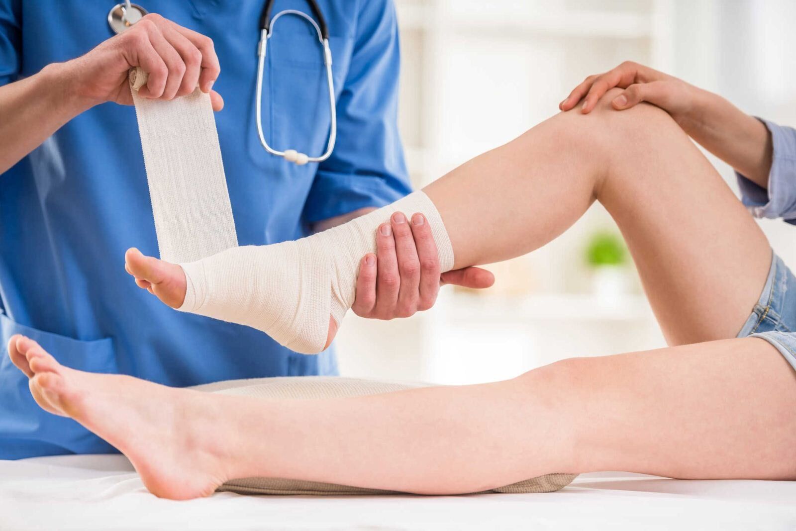Kê cao bàn chân, chườm lạnh và băng ép đúng cách giúp kiểm soát sưng đau trong giai đoạn đầu sau chấn thương 