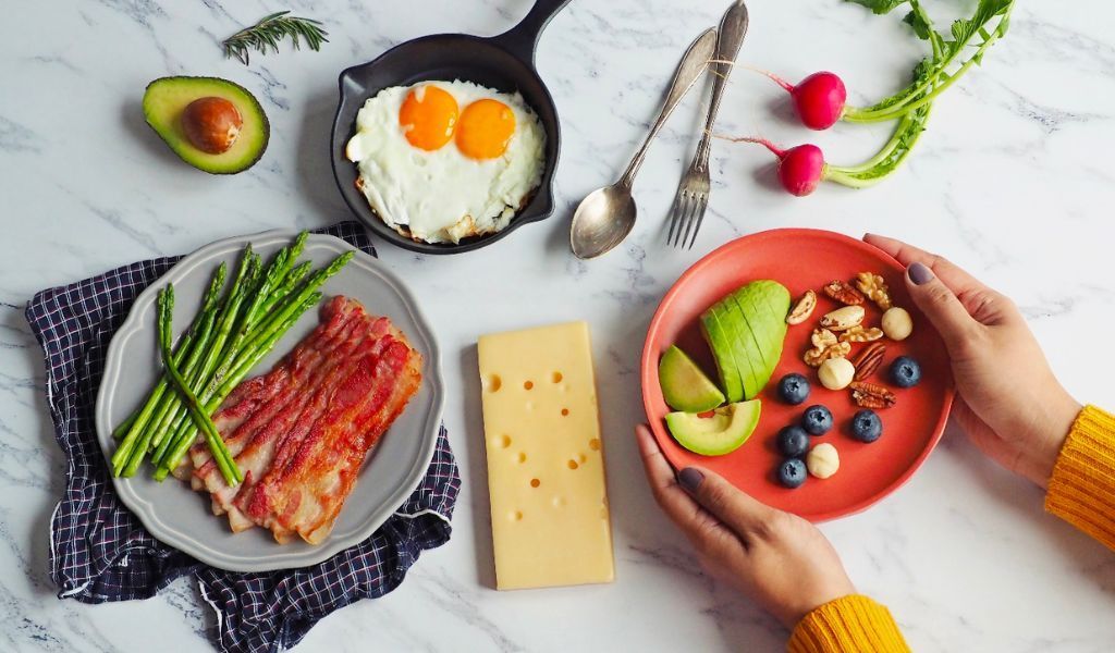 Chia nhỏ bữa ăn và bổ sung đầy đủ nước giúp cơ thể người bệnh luôn tràn đầy năng lượng 