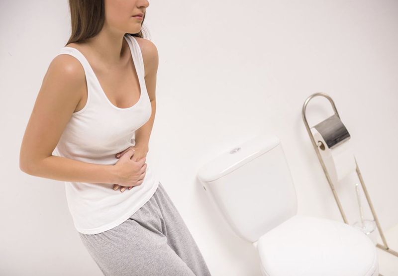 Hình minh họa uống nước hổ trợ trị tiểu buốt ( Nguồn: Sưu tầm )