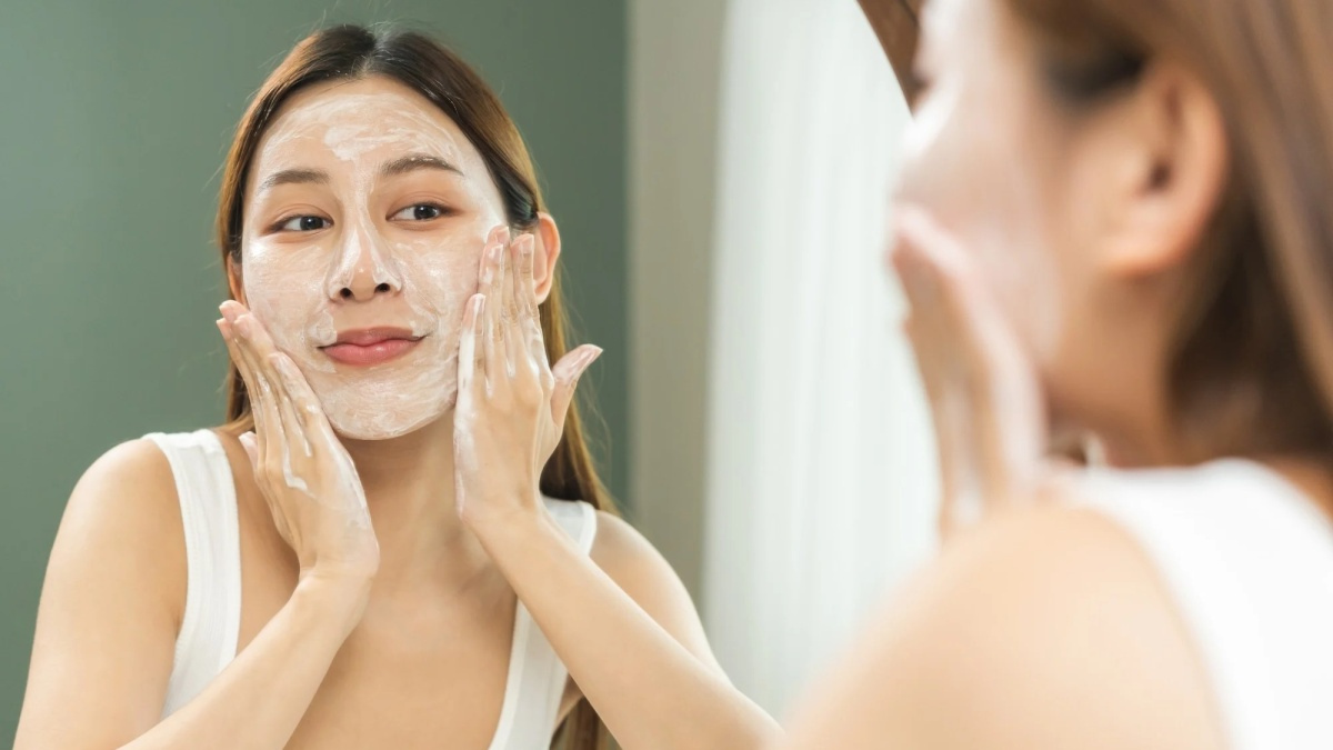 Chăm sóc da dịu nhẹ và tránh chà xát mạnh là nguyên tắc quan trọng đối với người bệnh
