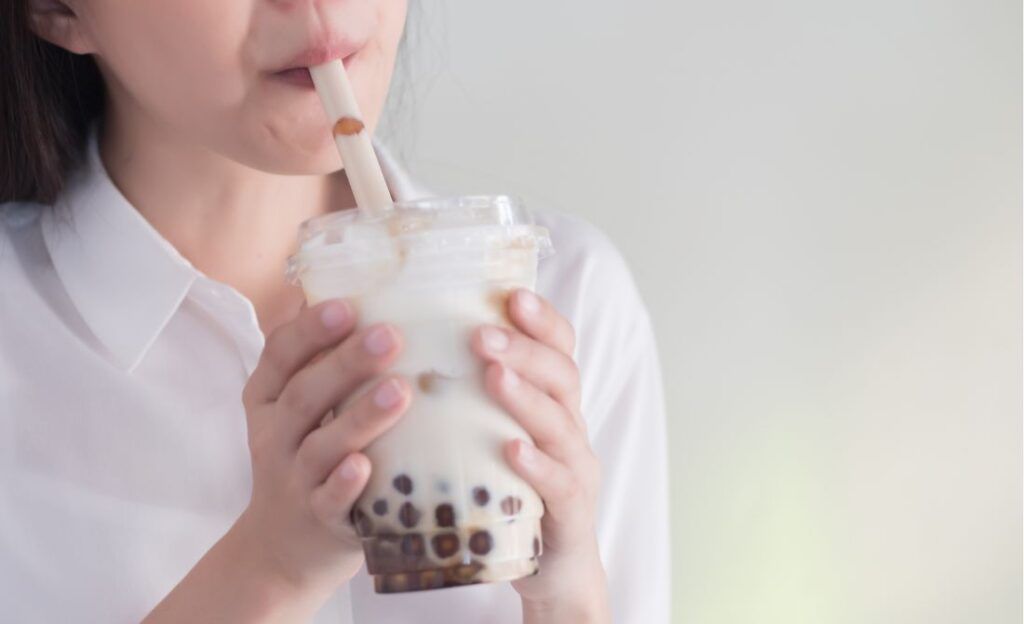 Hàm lượng caffeine và đường tinh luyện cực cao trong trà sữa là nguyên nhân chính gây mất ngủ 