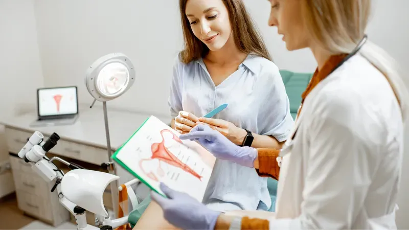 Khi có kết quả niêm mạc tử cung dày kèm chậm kinh, bạn nên tham khảo ý kiến bác sĩ để xác định chính xác nguyên nhân 