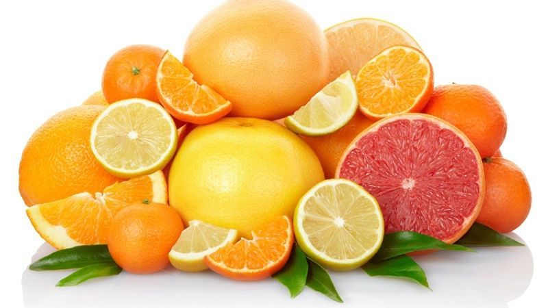 Việc bổ sung Vitamin C từ các loại trái cây tự nhiên như cam, bưởi, ổi luôn là giải pháp lành tính hàng đầu cho sức khỏe.