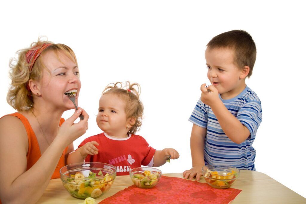 Việc điều trị mỡ máu ở trẻ ưu tiên thay đổi lối sống hơn là sử dụng thuốc 