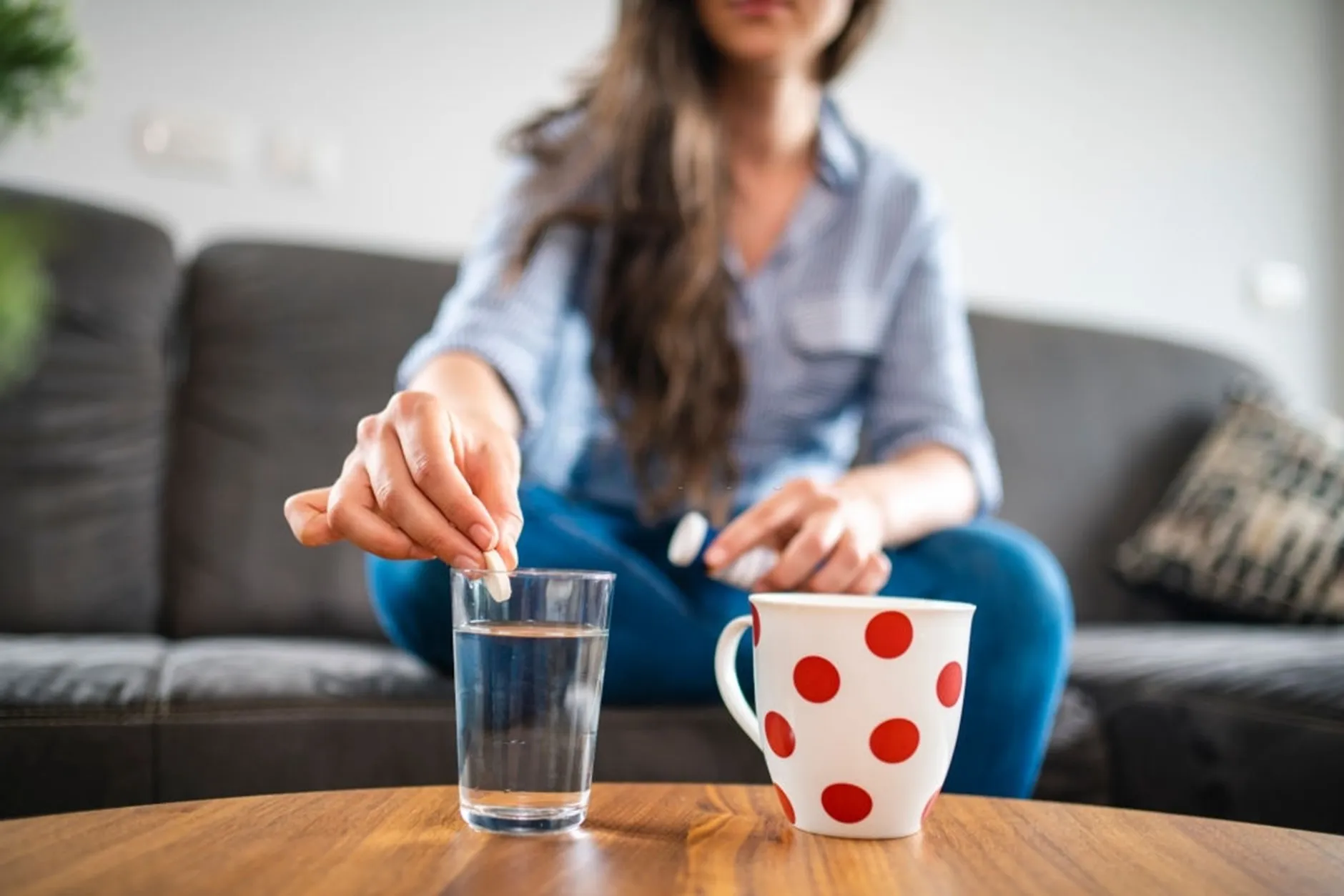 Chỉ nên uống C sủi sau khi ăn no và đợi viên thuốc hòa tan hoàn toàn trong nước để tránh gây hại dạ dày.