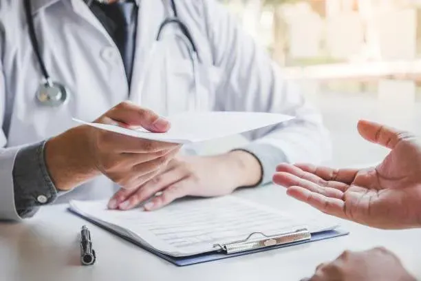 Sử dụng sản phẩm chăm sóc da phù hợp theo lời khuyên của bác sĩ để có thể hỗ trợ cải thiện tình trạng nổi mụn quanh miệng