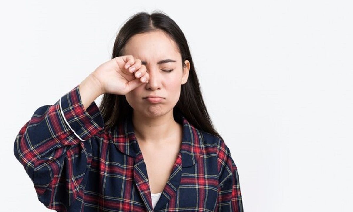 Hình minh họa căng thẳng, thiếu ngủ và làm việc nhiều với màn hình là nguyên nhân phổ biến gây co giật mí mắt ( Nguồn: Sưu tầm )