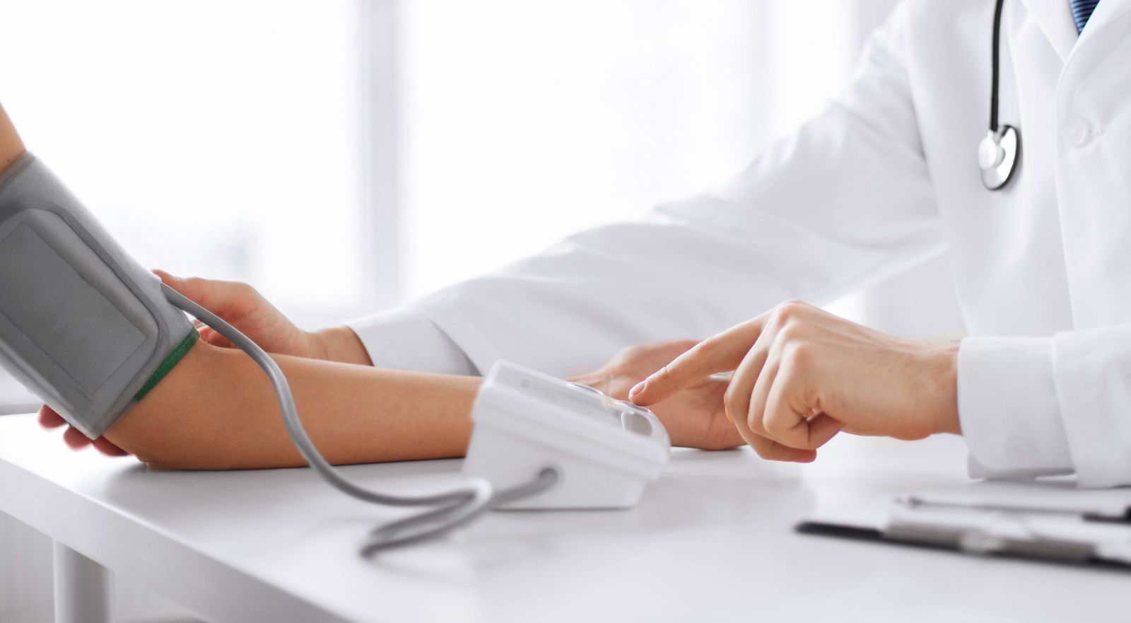Hình minh họa theo dõi huyết áp thường xuyên giúp phát hiện sớm tình trạng cao huyết áp tâm thu