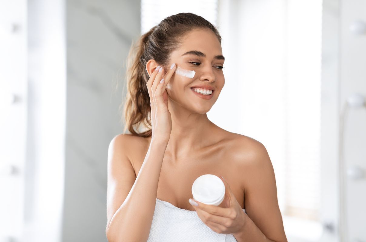 Sử dụng thuốc bôi đúng liều lượng theo hướng dẫn của bác sĩ da liễu