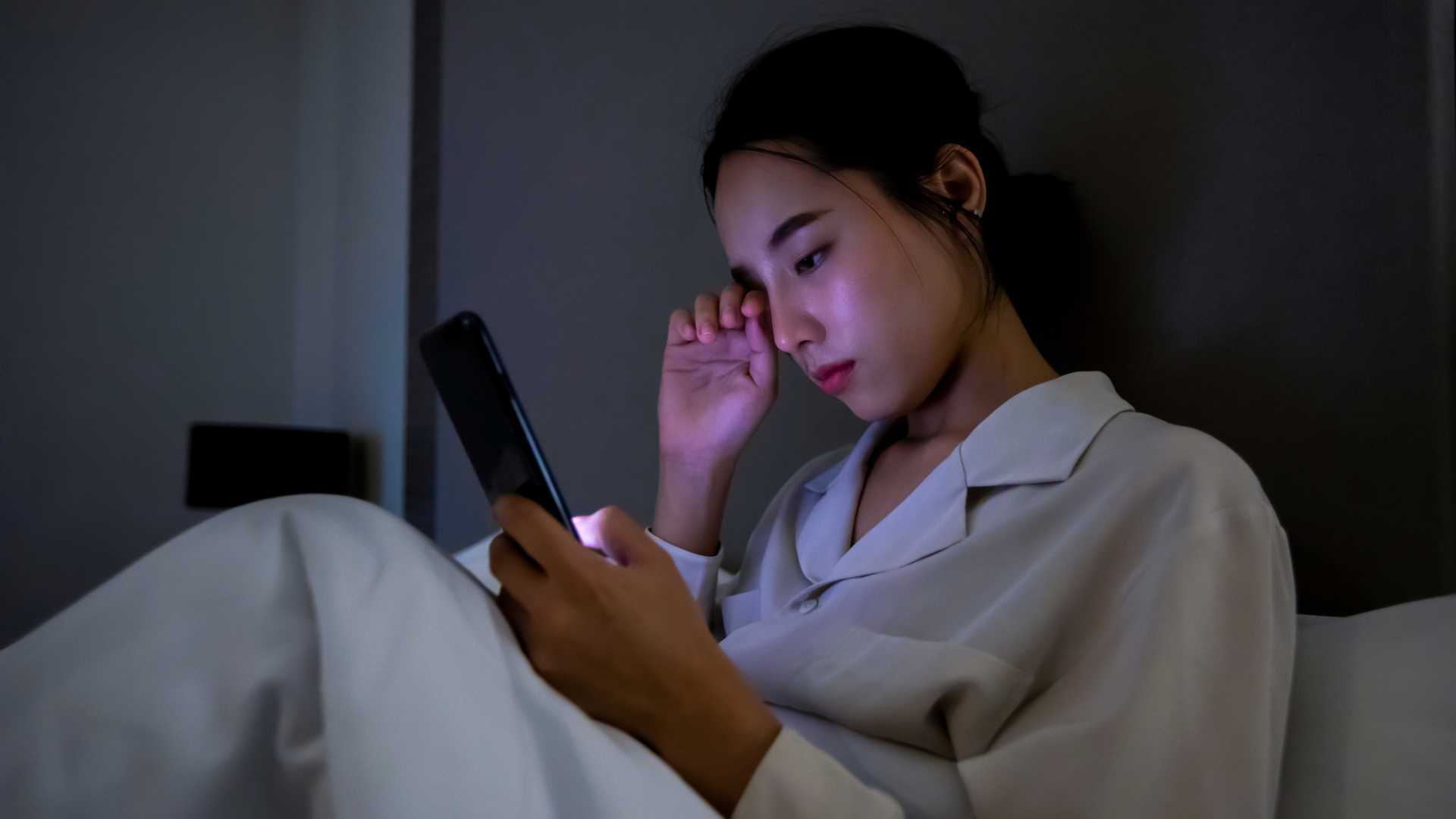 Tắt thiết bị điện tử trước ngủ để dễ ngủ hơn.