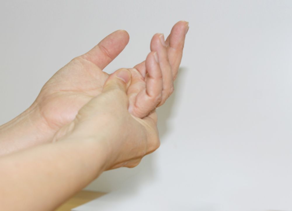 Hiểu rõ nguyên nhân giúp chúng ta đánh giá chính xác mức độ nguy hiểm của tình trạng run tay 