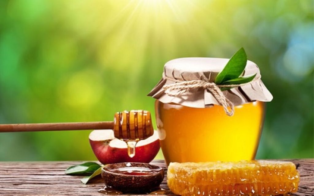 Hình minh họa súc miệng bằng nước muối ấm