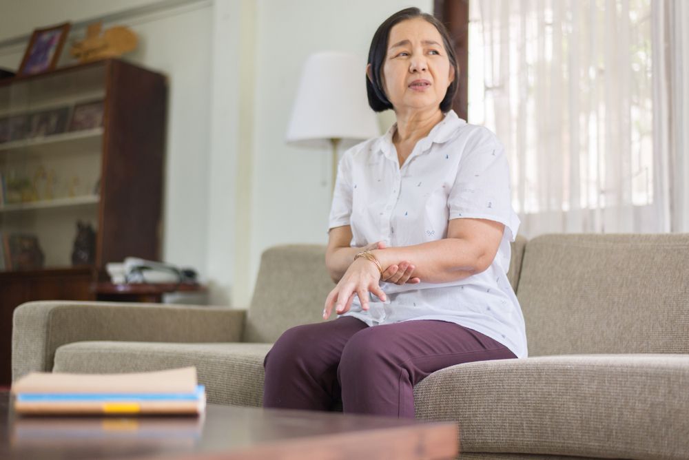 Kiểm soát các hoạt động thường ngày giúp theo dõi sức khỏe tổng quát cho người bệnh Parkinson