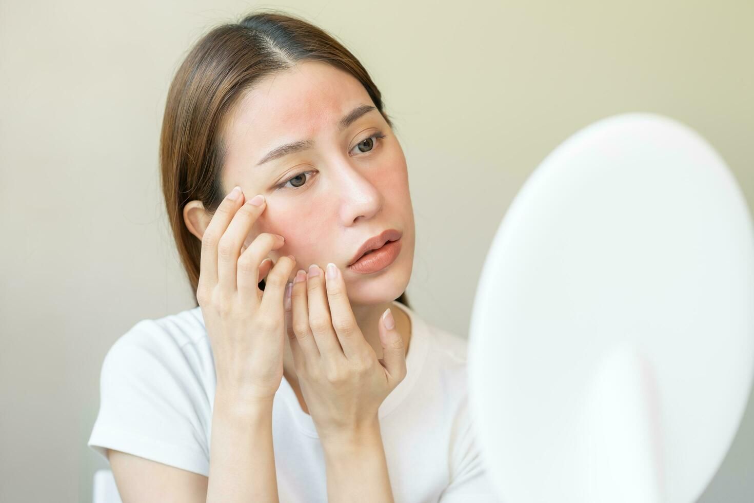 Dị ứng mỹ phẩm và da khô là nguyên nhân thường gặp khiến da mặt sần sùi và ngứa. Nguồn: Sưu tầm