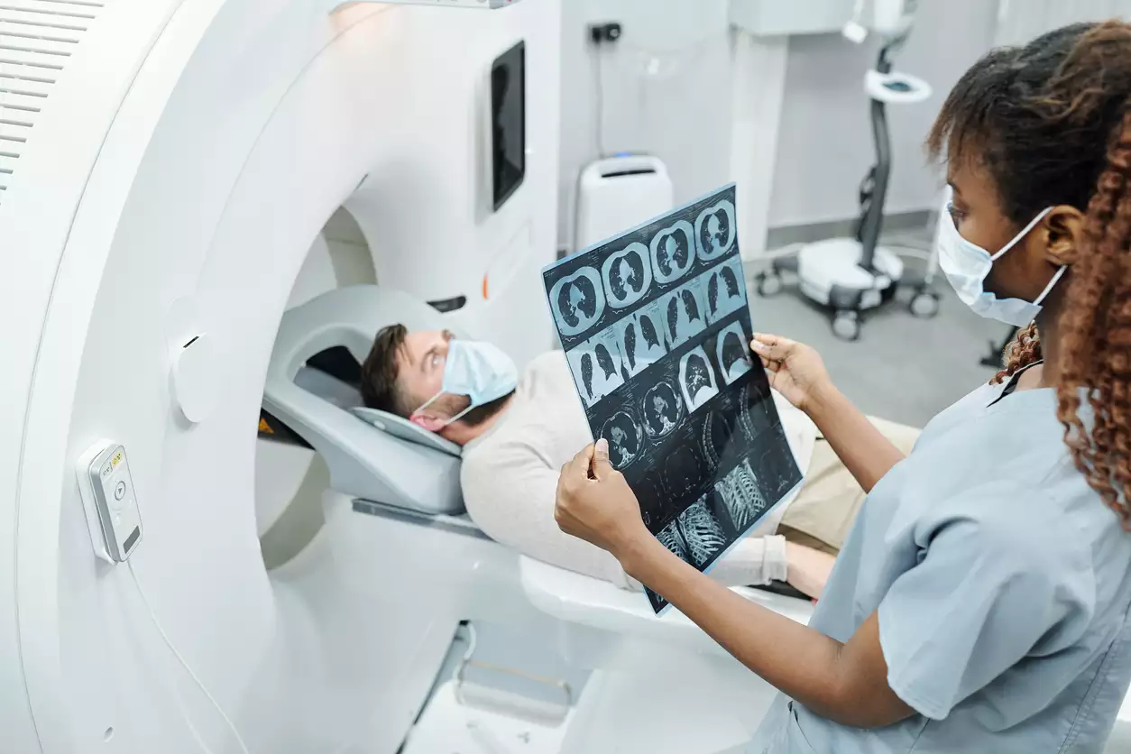 Chụp CT scan là phương pháp quan trọng để xác định giai đoạn bệnh
