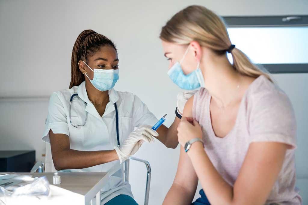 Uống đủ nước và giữ tinh thần thoải mái giúp cơ thể tiếp nhận vaccine tốt hơn