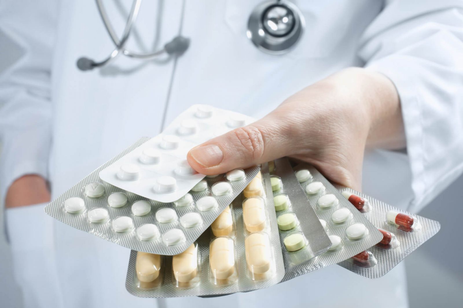 Các nốt phát ban và mề đay trên da thường là dấu hiệu cảnh báo sớm nhất của dị ứng thuốc