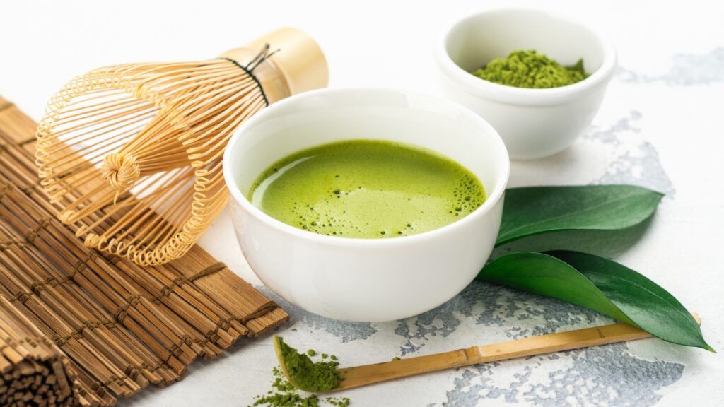 Phụ nữ mang thai và người có tiền sử loét dạ dày cần tham khảo ý kiến bác sĩ trước khi dùng matcha 