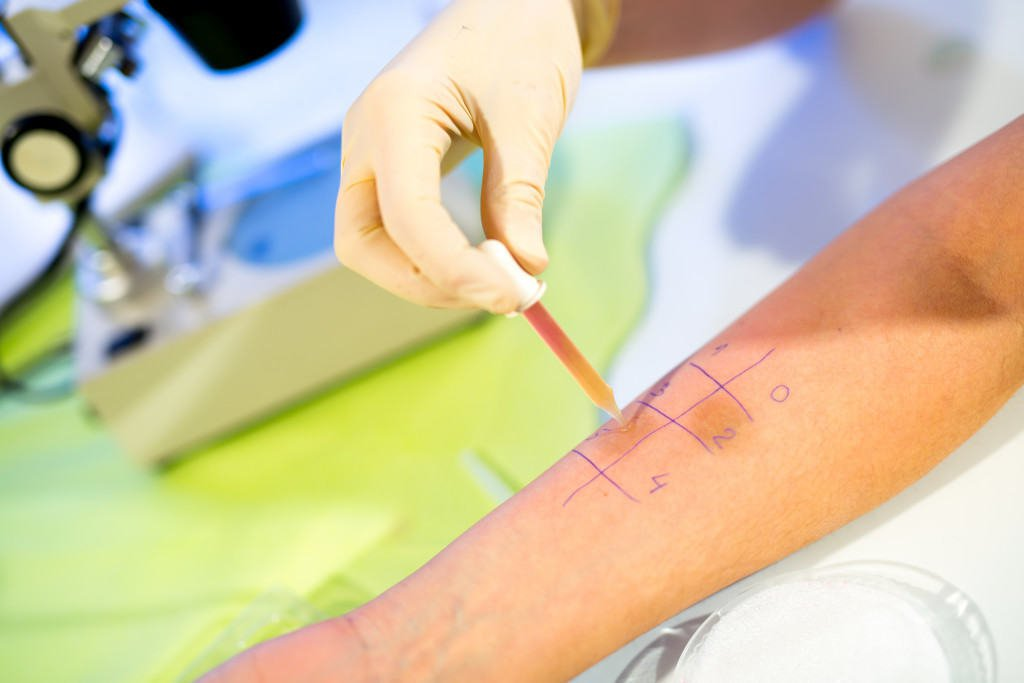 Nên thực hiện patch test trên vùng da nhỏ trước khi sử dụng bất kỳ thành phần skincare mới nào