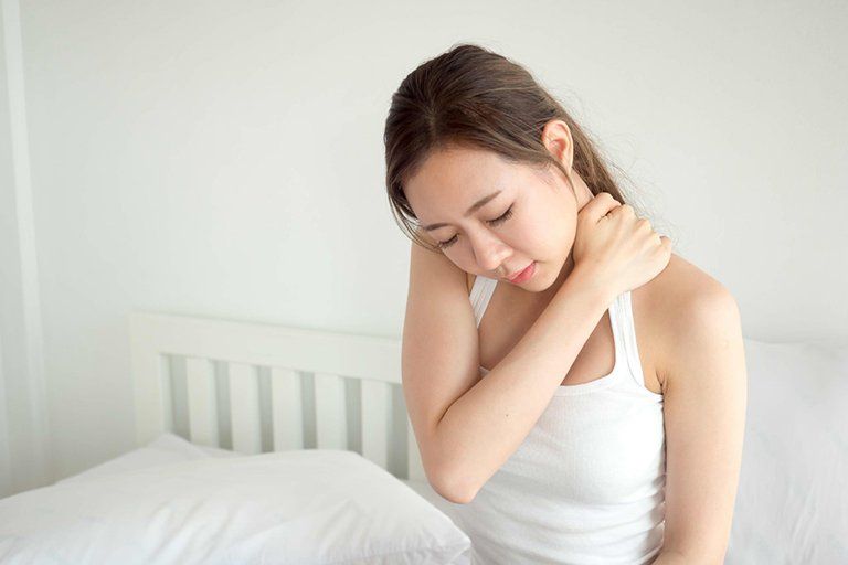 Minh hoạ về viêm khớp dạng thấp gây đau nhức cổ gáy