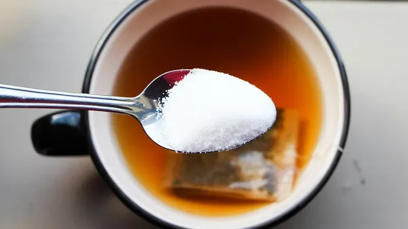 Hình minh họa trà thảo mộc tự nhiên giúp kiểm soát đường huyết và bảo vệ tim mạch.