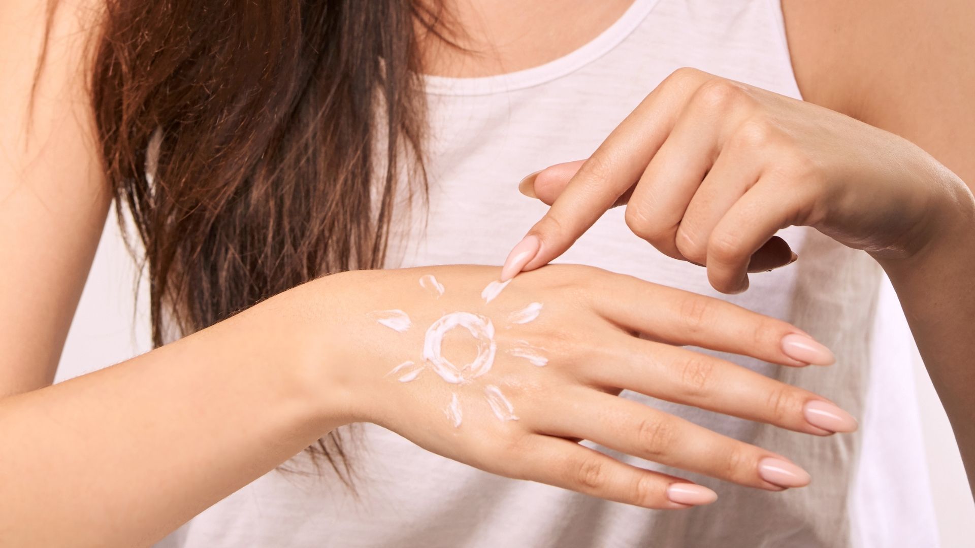 Thoa lại kem chống nắng sau mỗi 2 tiếng khi hoạt động ngoài trời là chìa khóa vàng chặn đứng cháy nắng