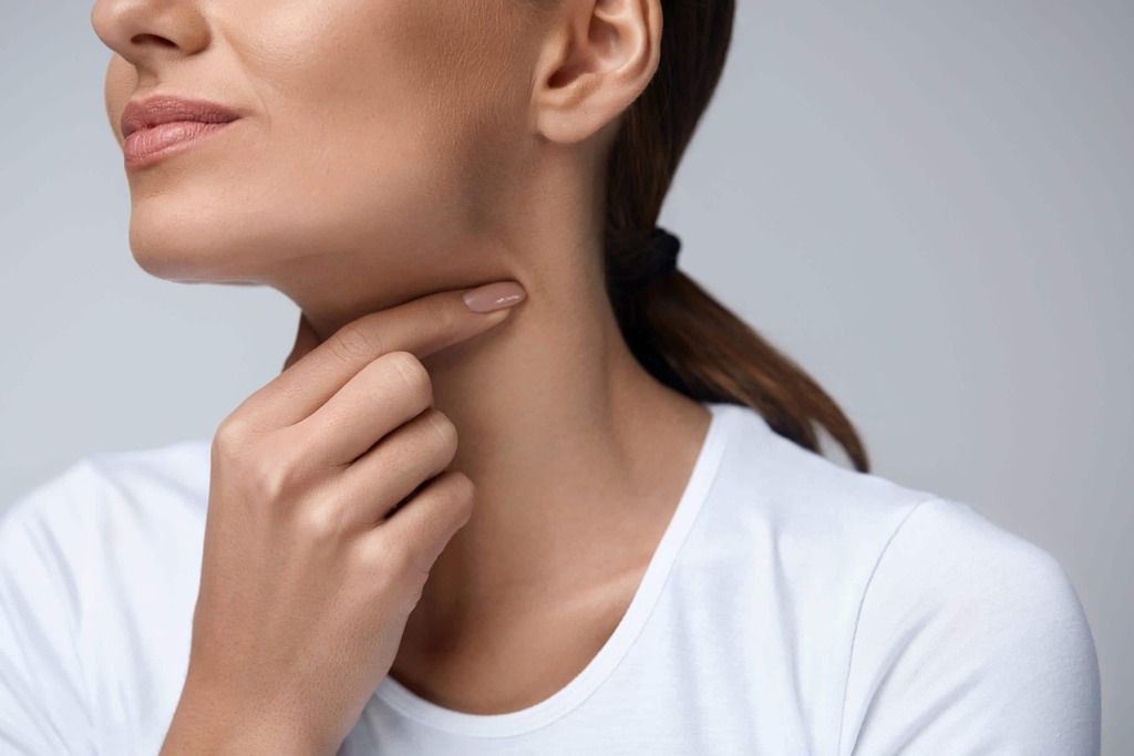 Tránh các thực phẩm gây kích ứng giúp bảo vệ niêm mạc họng sau mổ 