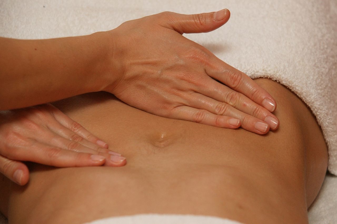Massage bụng đều đặn theo chiều kim đồng hồ hỗ trợ kích thích nhu động ruột rất tốt