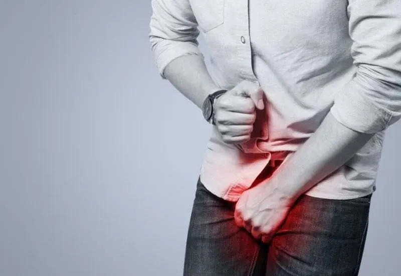 Cậu nhỏ nổi mụn trắng không ngứa có thể do nguyên nhân sinh lý hoặc bệnh lý