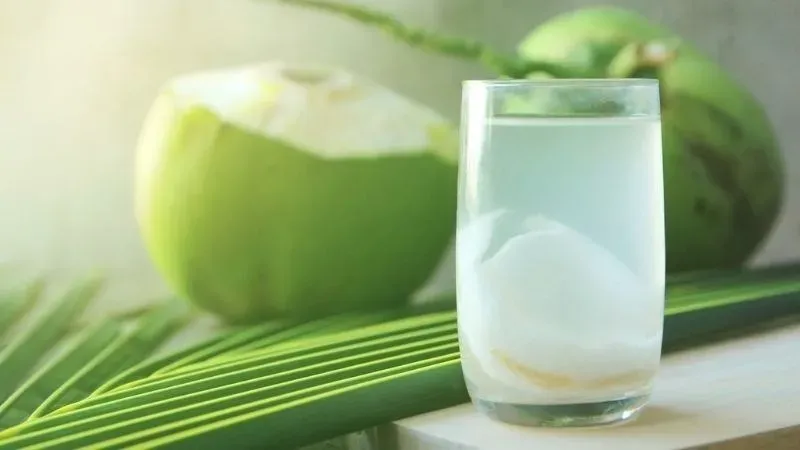 Hợp chất Cytokinin và vitamin C trong nước dừa giúp nuôi dưỡng làn da căng mịn, làm chậm lão hóa