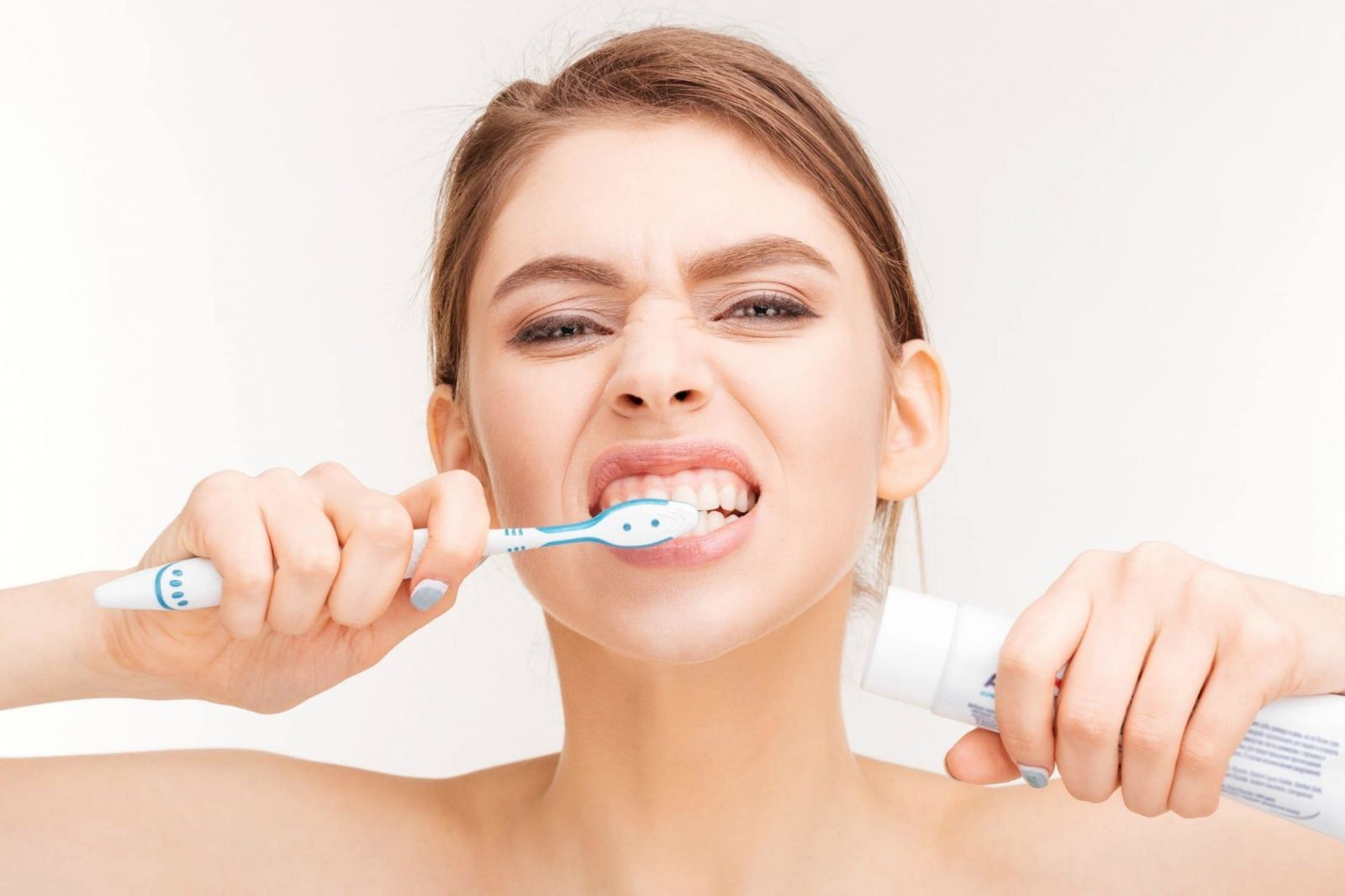 Vệ sinh răng miệng đúng cách giúp hỗ trợ phòng ngừa chảy máu răng khi ngủ dậy