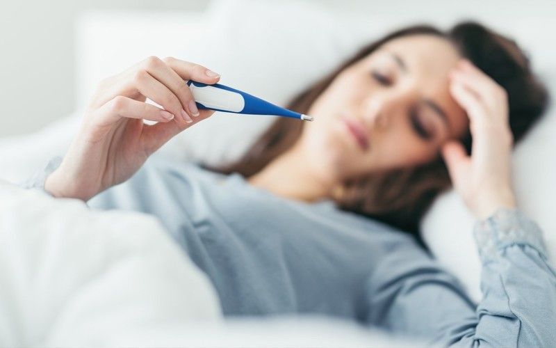 Virus có thể lây qua đường hô hấp khi người bệnh ho hoặc hắt hơi