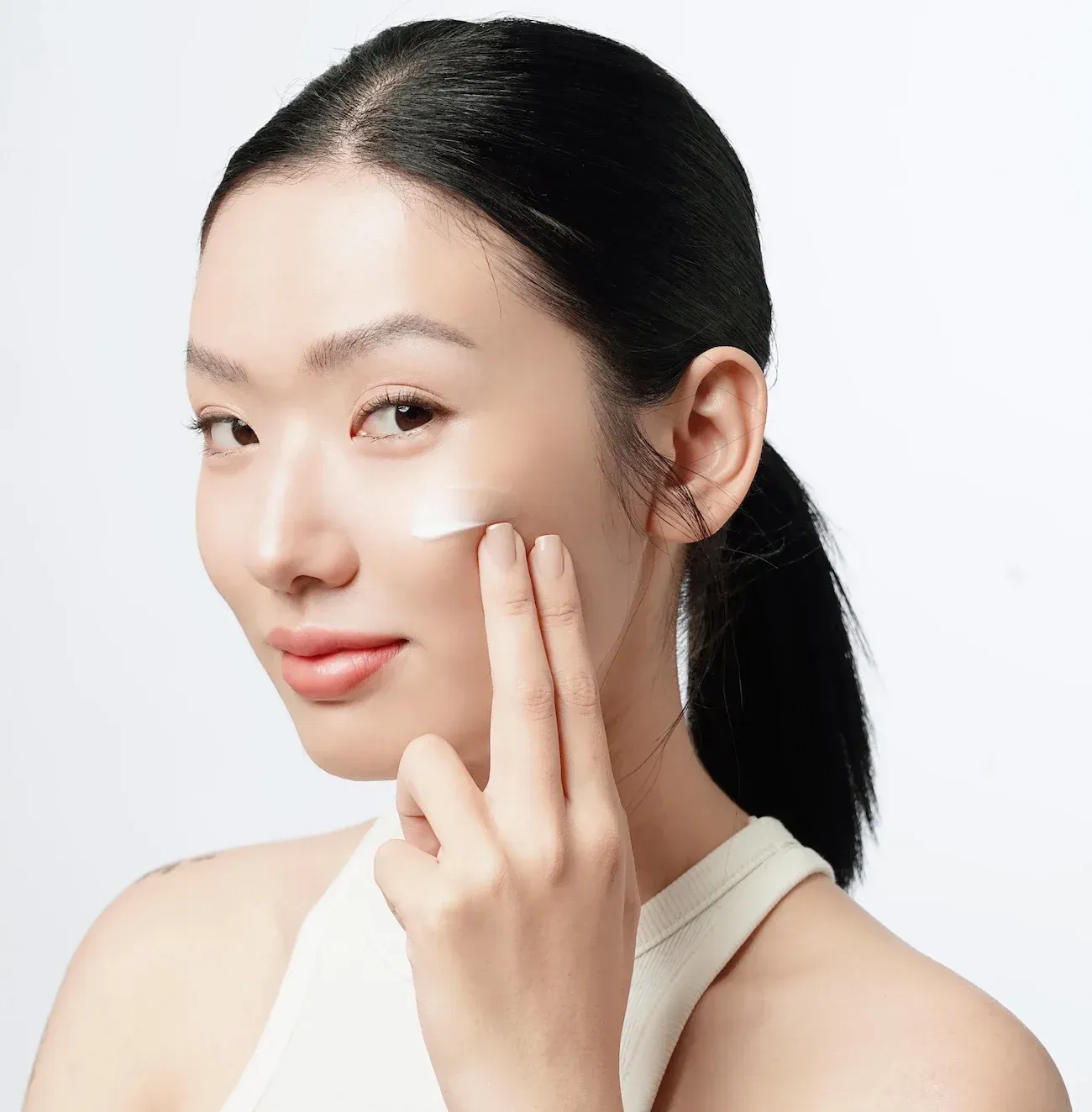Thoa kem dưỡng ẩm chuyên dụng ngay sau khi tắm là bước cốt lõi giúp tái tạo hàng rào bảo vệ da 