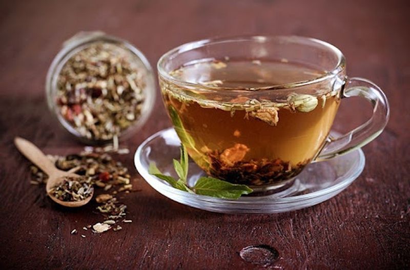 Trà hoa cúc giàu hoạt chất Apigenin giúp xoa dịu vỏ não của người cao tuổi