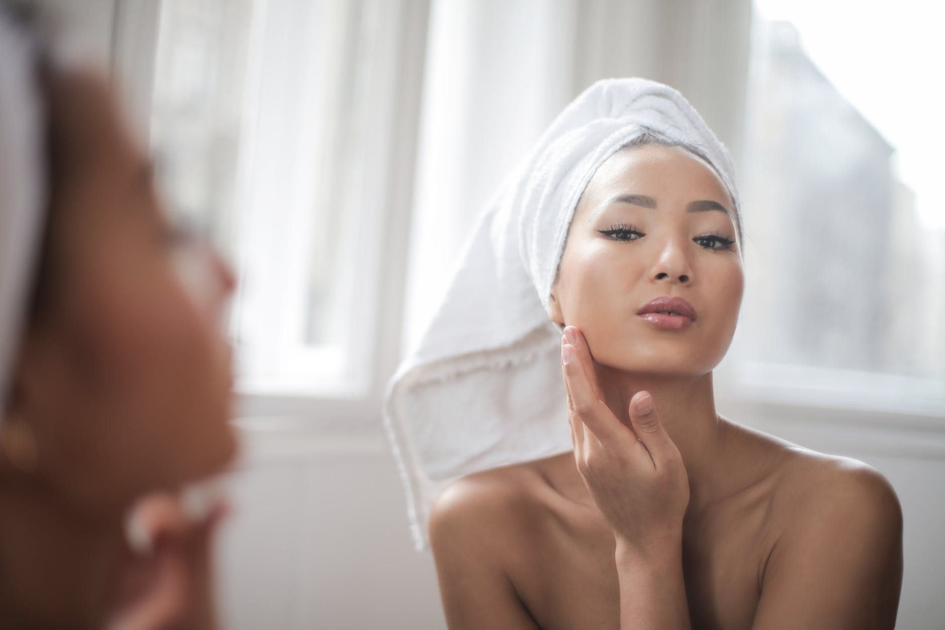 Hình ảnh minh họa cách sử dụng vitamin E trong quy trình chăm sóc da hằng ngày. 