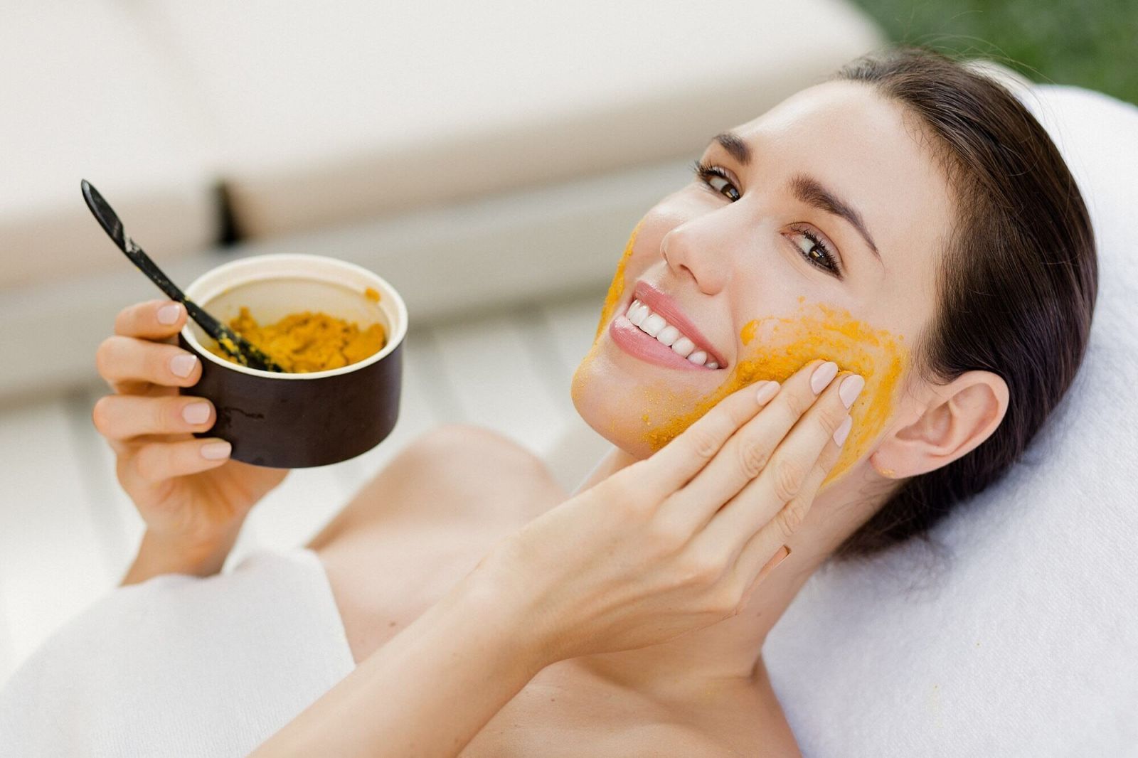 Tinh bột nghệ giúp mờ thâm nám và nuôi dưỡng làn da trắng hồng tự nhiên 