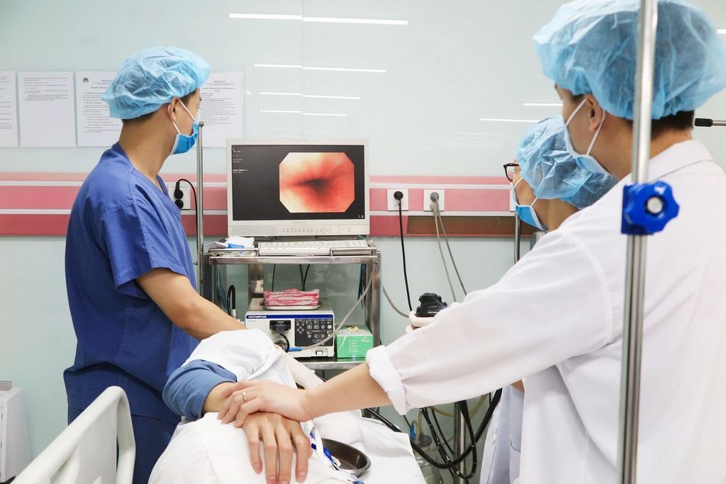 Hình minh họa thức ăn quá cứng hoặc cay nóng có thể gây tổn thương nghiêm trọng cho thực quản