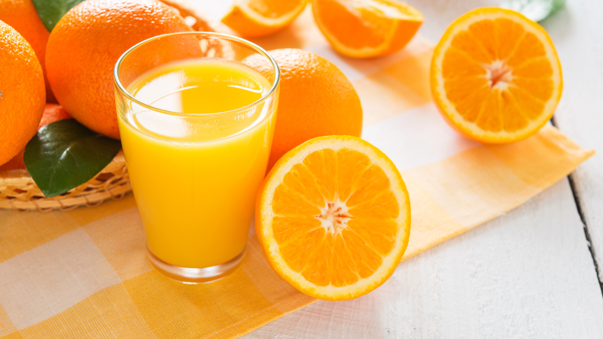 Bổ sung nước ấm và nước trái cây giàu vitamin C giúp kích hoạt hệ miễn dịch của bé