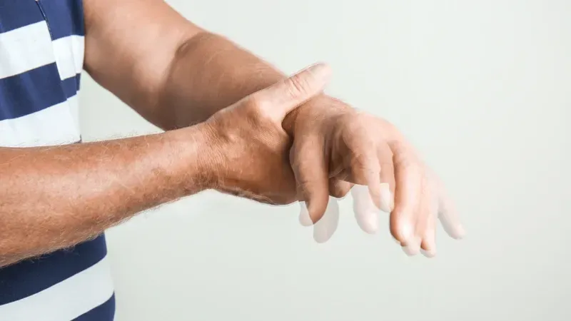 Người bệnh cần được hỗ trợ trong sinh hoạt giúp giảm nỗi lo bệnh Parkinson có lây không