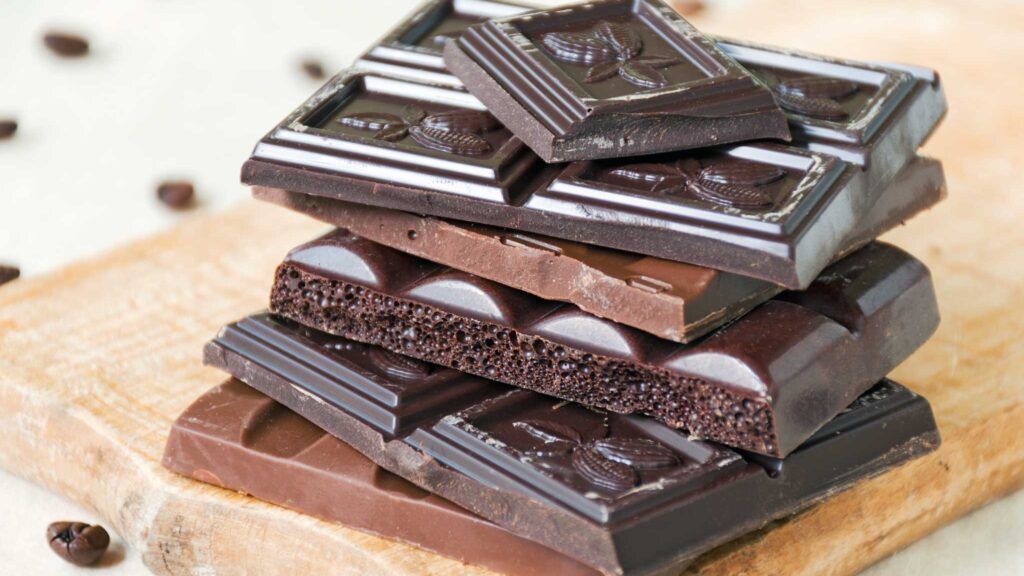 Socola đen chứa hàm lượng cacao cao và nhiều hợp chất chống oxy hóa