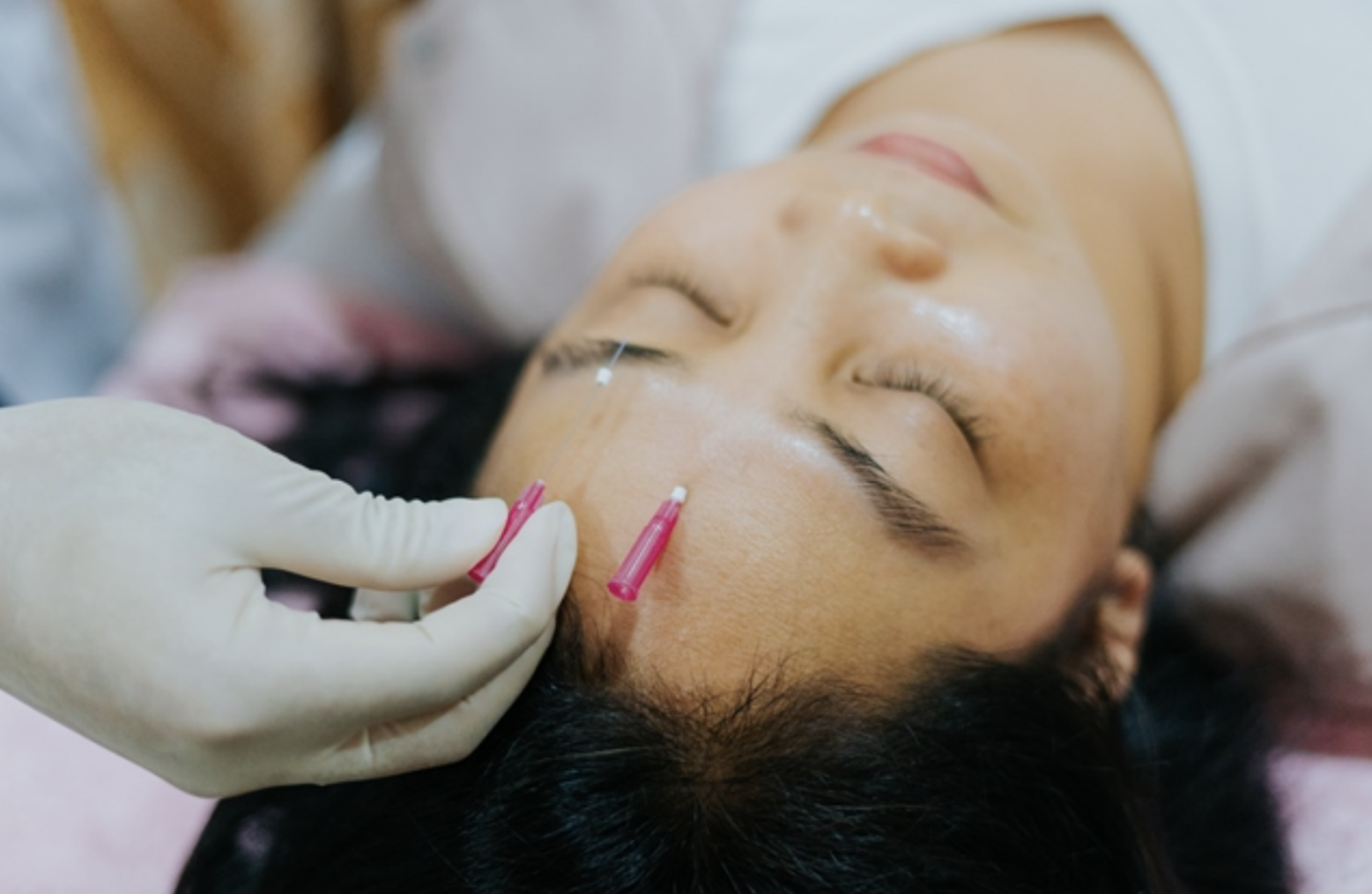 Xoa bóp nhẹ nhàng vùng mặt bằng tay ấm giúp kích thích cảm giác cơ mặt