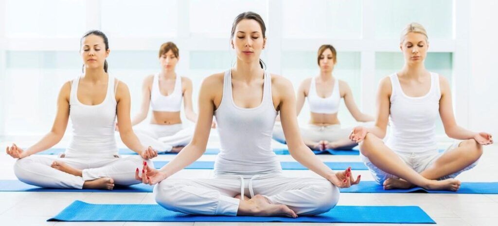 Duy trì chế độ ăn uống khoa học và tập yoga nhẹ nhàng giúp chu kỳ kinh nguyệt luôn khỏe mạnh 