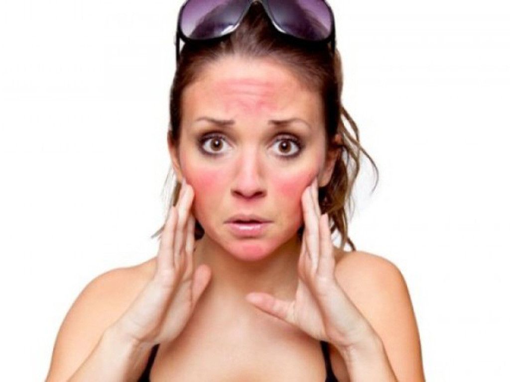 Trong một số trường hợp, bác sĩ có thể chỉ định sử dụng thuốc kháng histamine, thuốc chống viêm hoặc thuốc bôi ngoài da để kiểm soát triệu chứng. Người bệnh không nên tự ý dùng thuốc khi chưa có hướng dẫn từ nhân viên y tế. Chăm sóc da đúng cách giúp cải thiện tình trạng nổi mẩn đỏ và hạn chế kích ứng da