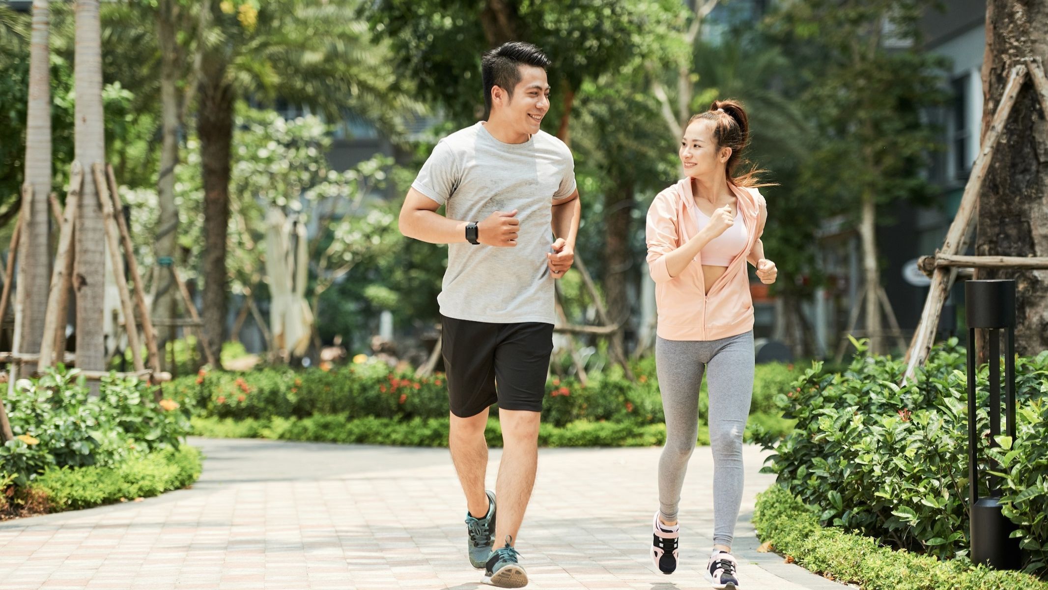 Trong giai đoạn hồi phục, người bệnh chỉ nên đi bộ nhẹ nhàng hoặc thực hiện các động tác co duỗi cơ bản.