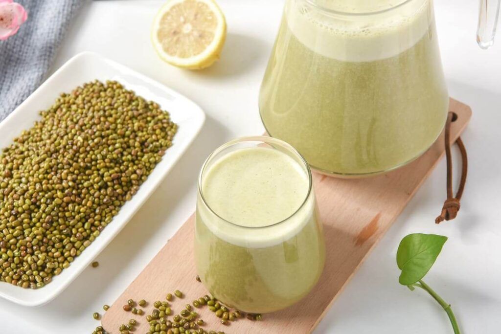 Người bệnh gút cần kết hợp ăn đậu xanh với lối sống khoa học, uống nhiều nước và tuân thủ đơn thuốc của bác sĩ 