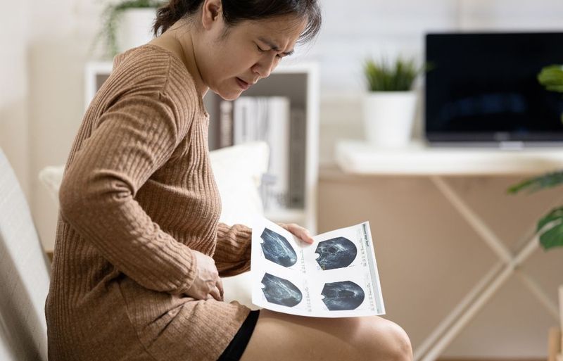 Bác sĩ thực hiện soi tươi khí hư để tìm nguyên nhân gây bệnh 