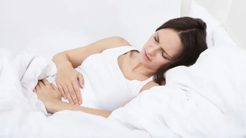 Nhiều yếu tố có thể khiến triệu chứng trước kỳ kinh và mang thai sớm dễ bị nhầm lẫn