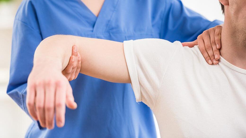 Kiên trì tập vật lý trị liệu giúp kích thích các liên kết thần kinh ngoại vi phục hồi