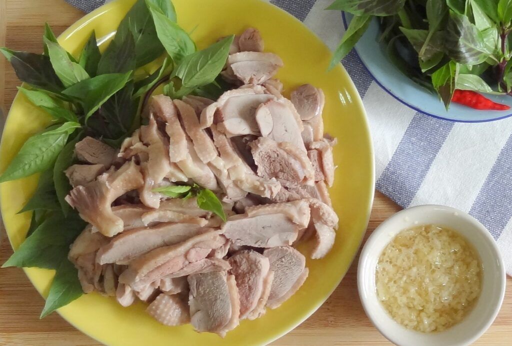 Người bệnh gút bắt buộc phải lột bỏ hoàn toàn phần da và mỡ vịt, chỉ sử dụng phần thịt nạc ức 